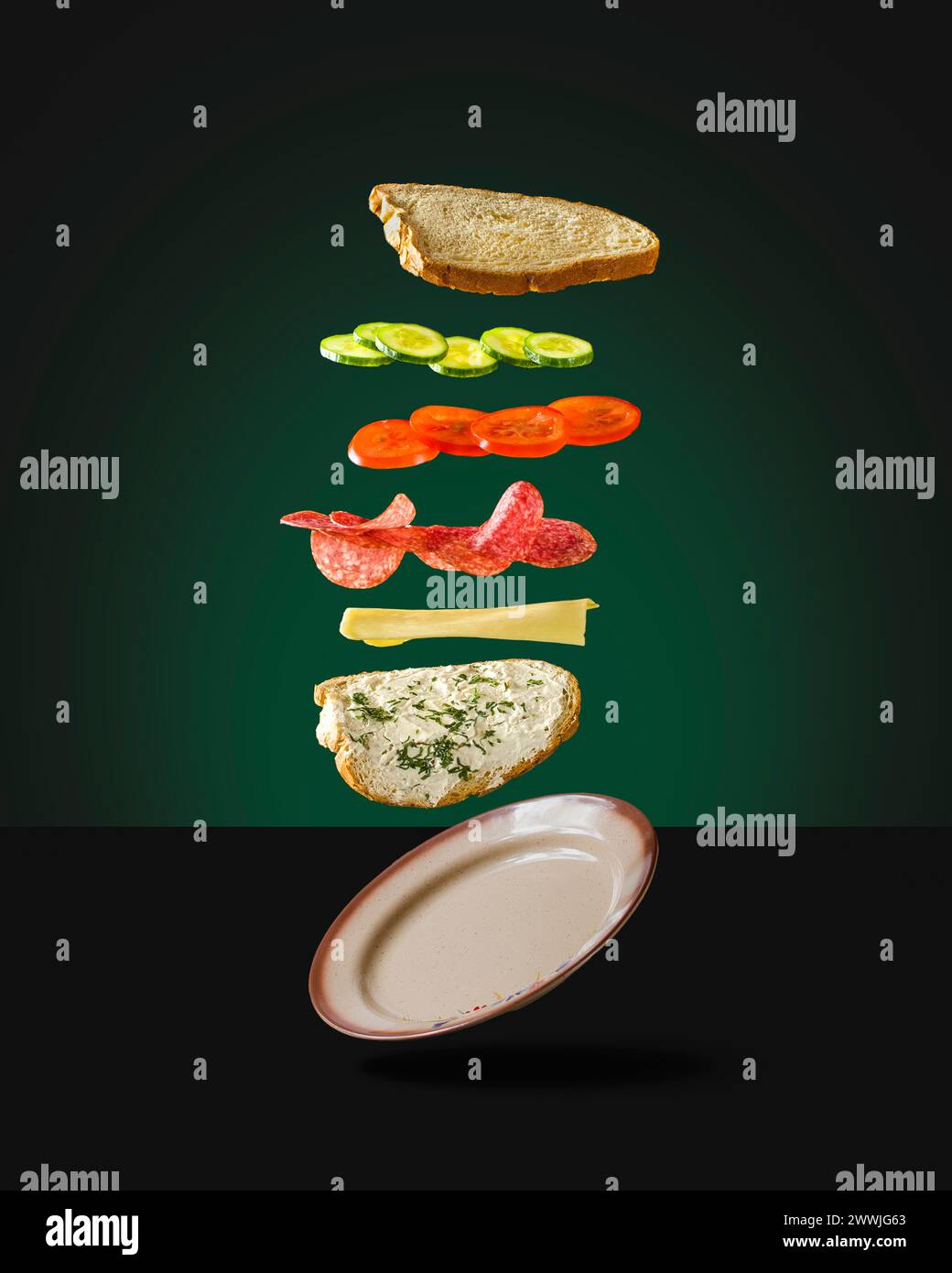 Klassisches hausgemachtes fliegende Sandwich, Brot, Tomaten, Gurken, Käse, Salami Stockfoto