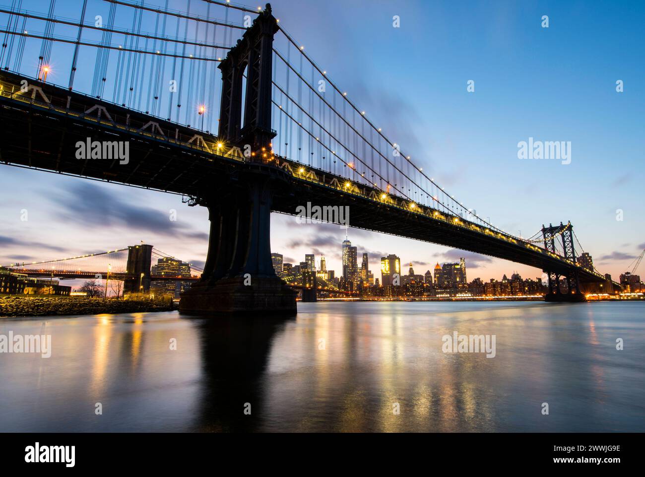 Manhattan und Brooklyn Bridge New York City, USA. Nächtlicher Blick auf die Manhattan und Brooklyn Bridge und den East River vom Juhn Street Park aus. New York City East River New York United Statges of America Copyright: XGuidoxKoppesx Stockfoto
