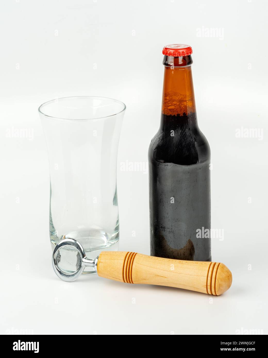 Erfrischende Flasche mit Glas und Öffner Stockfoto