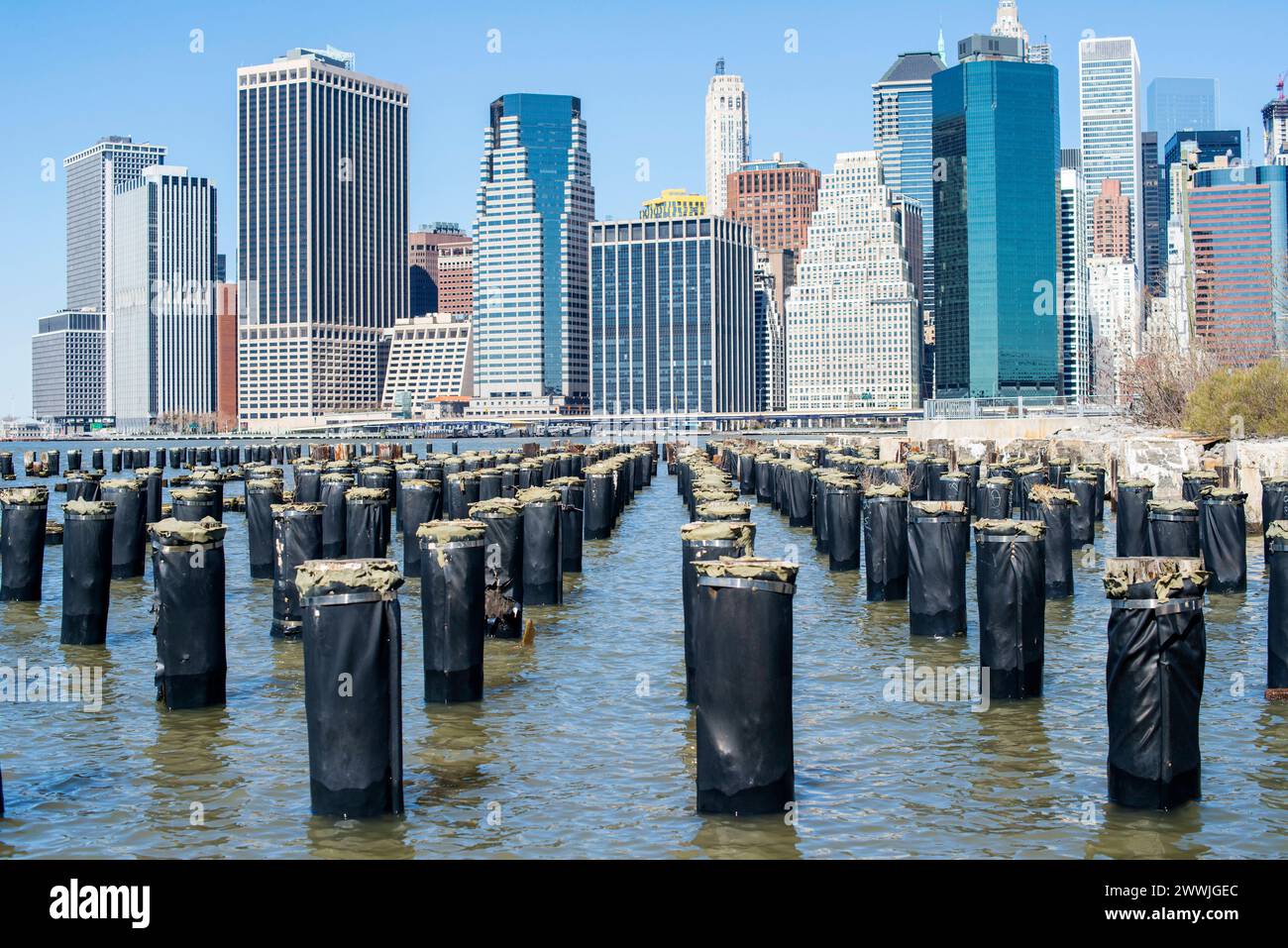 Blick auf die Innenstadt von Manhattan, New York City, USA. Blick auf die Überreste eines Hafenpiers und die Skyline von Downtown Manhattan vom Brooklyn Bridge Park / Pier 1. New York City Brooklyn Bridge Park / Pier 1 New York Vereinigte Staaten von Amerika Copyright: XGuidoxKoppesx Stockfoto