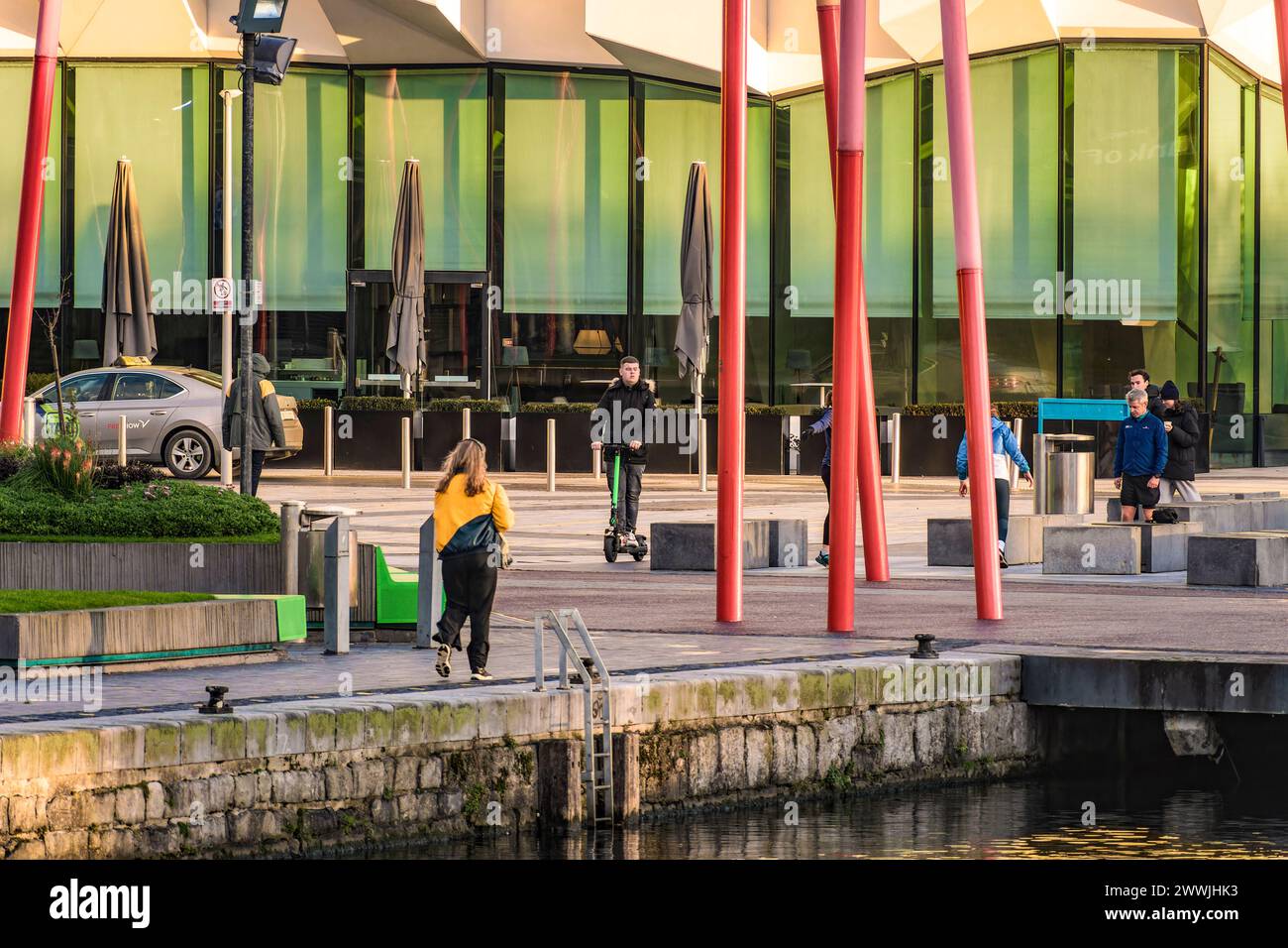 Tägliche Szene am Grand Canal Dock Plaza vor dem Bord Gáis Energy Theatre. Dublin. Irland. Stockfoto