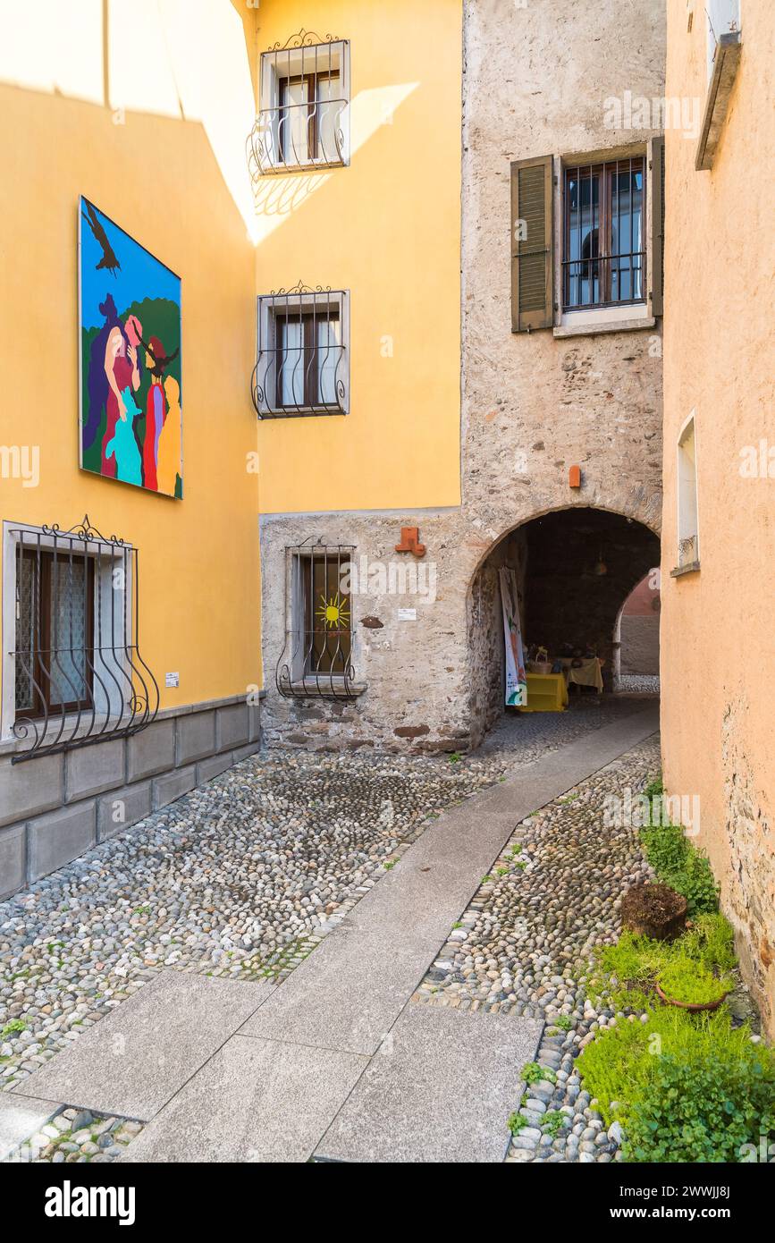 Enge Straße im historischen Zentrum von Vira Gambarogno mit Blick auf den Lago Maggiore, Bezirk Locarno, Tessin, Schweiz Stockfoto