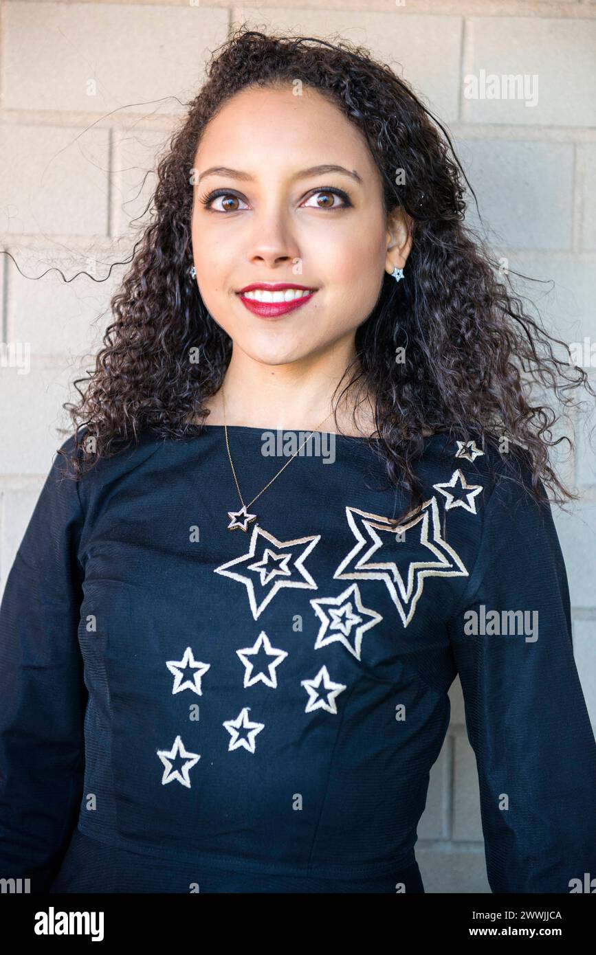 Frau im Kleid New York, USA. Attraktive, hispanische Frau, die ihr neues Kleid der Öffentlichkeit zeigt. MRYES New York City Manhattan New York Vereinigte Staaten von Amerika Copyright: XGuidoxKoppesx Stockfoto