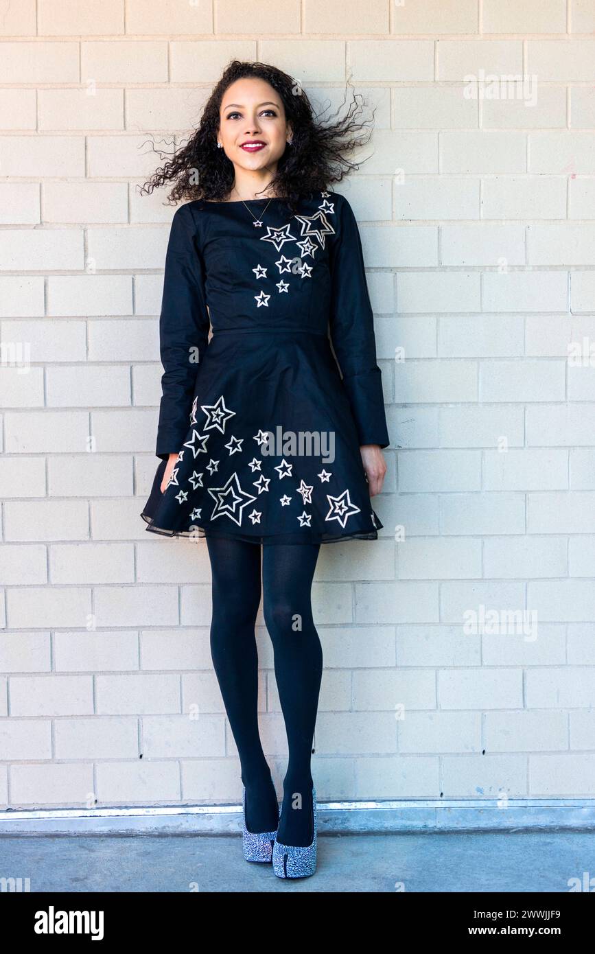 Frau im Kleid New York, USA. Attraktive, hispanische Frau, die ihr neues Kleid der Öffentlichkeit zeigt. MRYES New York City Manhattan New York Vereinigte Staaten von Amerika Copyright: XGuidoxKoppesx Stockfoto