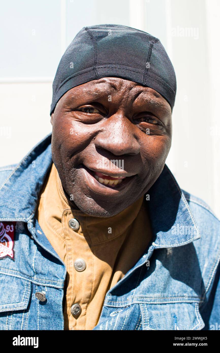 Afroamerikanischer Sänger New York City, USA. Afroamerikanischer Sänger, der sein Lied am Eingang des Gugenheim Museums vorführt. New York City 5th Ave, Museum Mile, Manhattan New York Vereinigte Staaten von Amerika Copyright: XGuidoxKoppesx Stockfoto