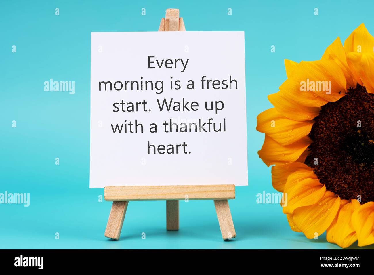 Gedruckte Notiz mit inspirierenden Zitaten – jeder Morgen ist ein Neuanfang. Wach mit dankbarem Herzen auf. Stockfoto