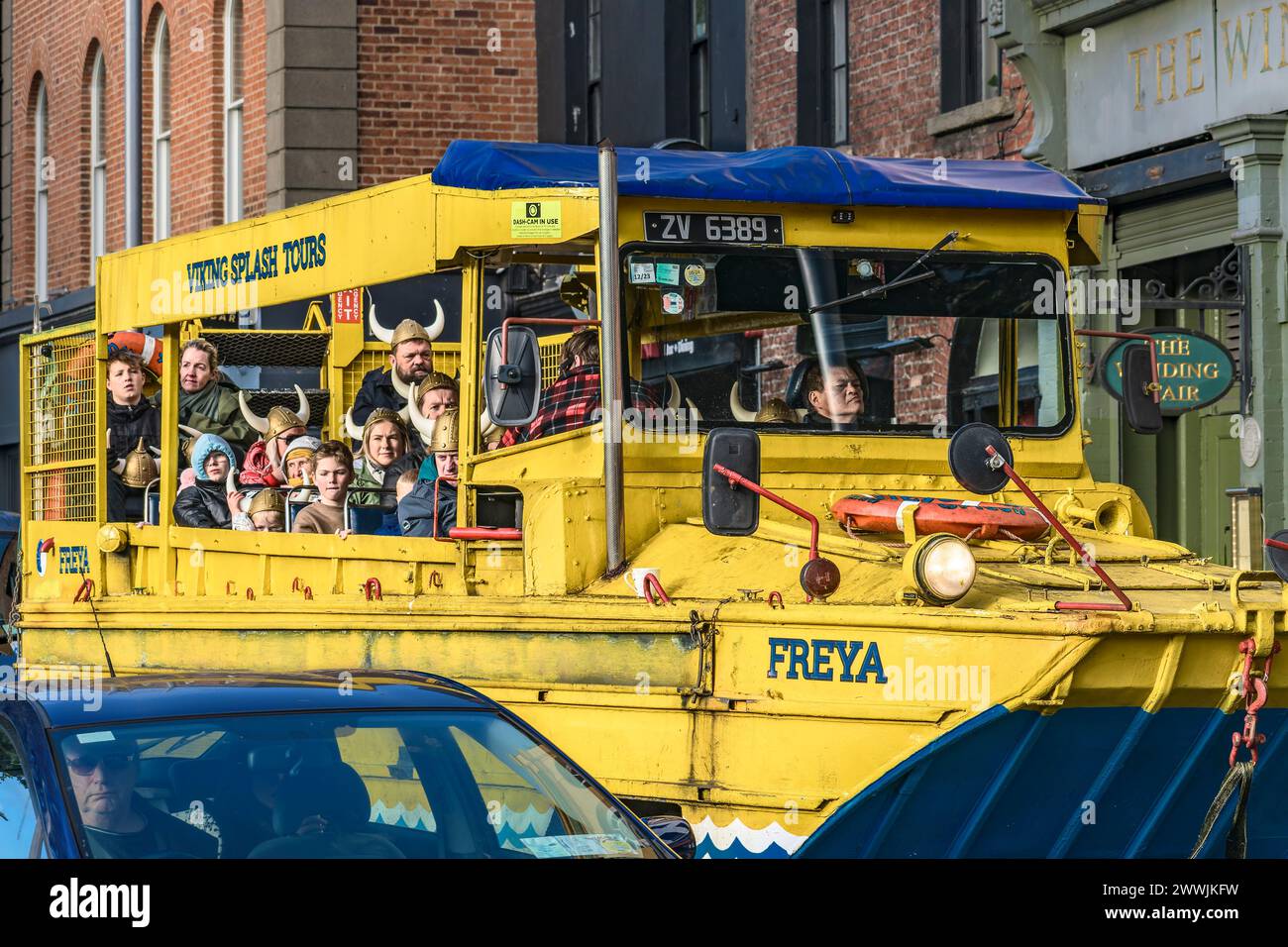 Viking Splash Tour Amphibische Besichtigungstour Busboot „Freya“ mit Touristen an Bord. Dublin. Irland. Stockfoto