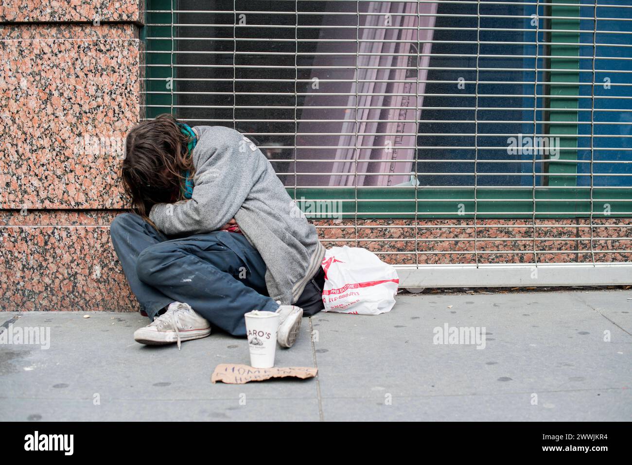 Obdachloser schläft New York, USA. Obdachloser Mann, der in den Straßen von Downtown Manhattan schläft. New York City Downtown, Manhattan New York Vereinigte Staaten von Amerika Copyright: XGuidoxKoppesx Stockfoto