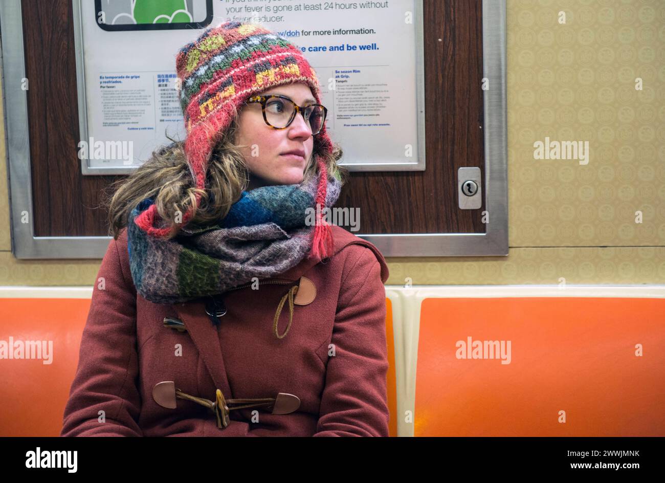 Weibliche U-Bahn-Pendler Manhattan, New York City, USA. Junge Erwachsene Frauen, die sich mit der U-Bahn unterhalten. New York City Subway, Manhattan New York Vereinigte Staaten von Amerika Copyright: XGuidoxKoppesx Stockfoto