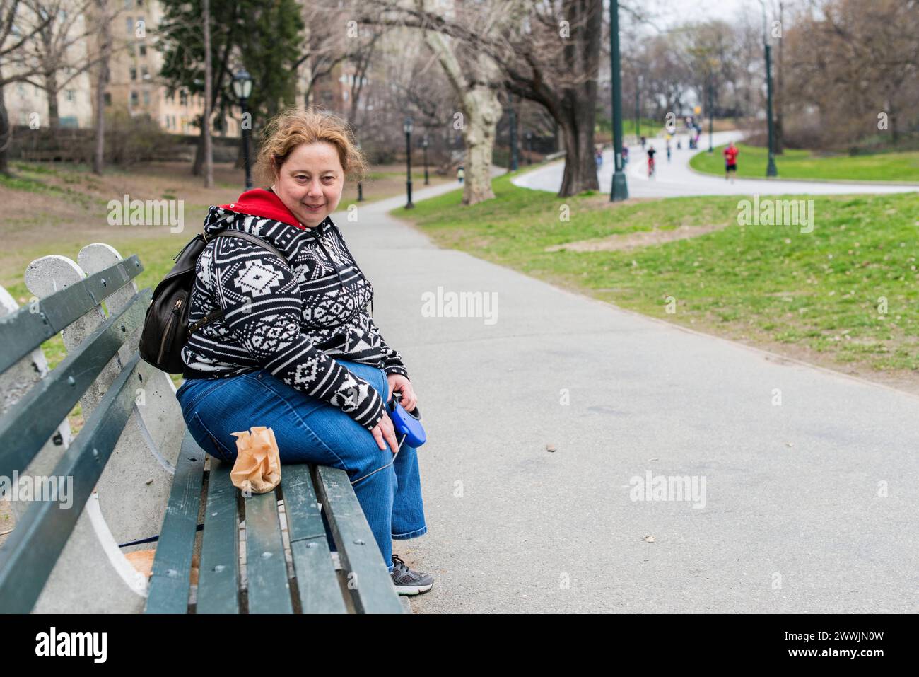 Dogwalker New York City, USA. Weibliche, kaukasische dogwalkerin, die den Hund eines ihrer Kunden durch Central Park, Manhattan, führt. MRYES New York City Central Park, Manhattan New York Vereinigte Staaten von Amerika Copyright: XGuidoxKoppesx Stockfoto