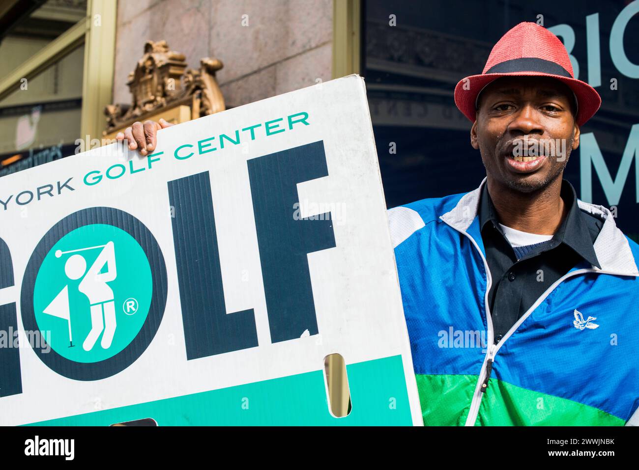 Afroamerikanischer Mann, der Golf fördert New York City, USA. Afroamerikaner werben für das New York Golf Center in den Straßen von Downtown Manhattan. New York City Downtown Manhattan New York vereint Staaten von Amerika Copyright: XGuidoxKoppesx Stockfoto