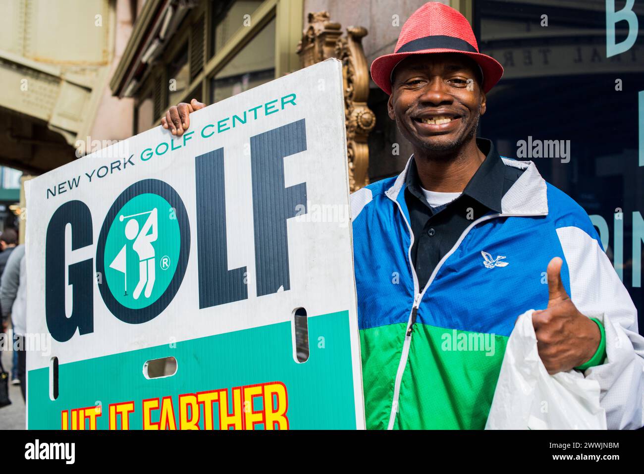 Afroamerikanischer Mann, der Golf fördert New York City, USA. Afroamerikaner werben für das New York Golf Center in den Straßen von Downtown Manhattan. New York City Downtown Manhattan New York vereint Staaten von Amerika Copyright: XGuidoxKoppesx Stockfoto