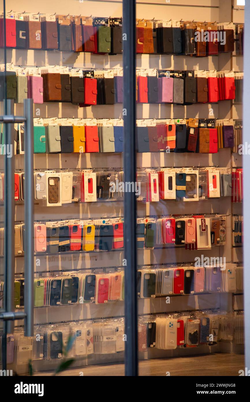 Wand mit Handyhüllen in einem Telefon-/Technikgeschäft Stockfoto
