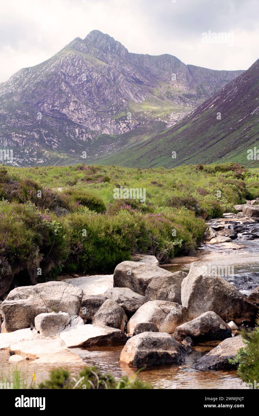 Fluss, der zu einem majestätischen, hohen und felsigen Berg auf der schottischen Insel Arran führt Stockfoto