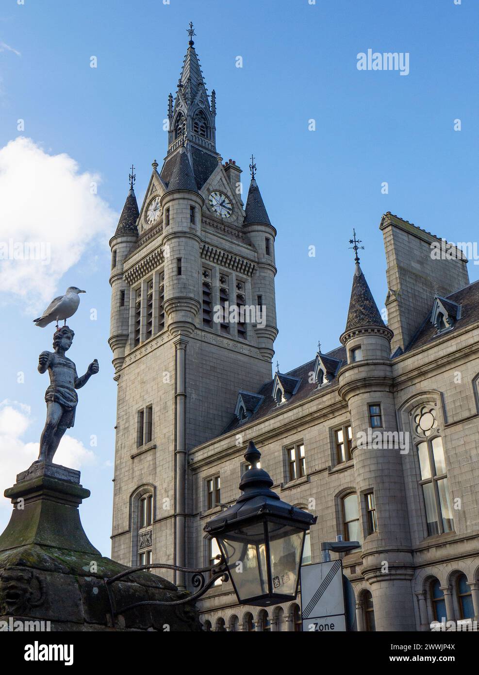 Hering Gull und Mannie the Green Statue auf der alten Zisterne vor dem Stadthaus von Aberdeen, Castlegate, Stadtzentrum von Aberdeen, Aberdeenshire, Schottland, UK Stockfoto