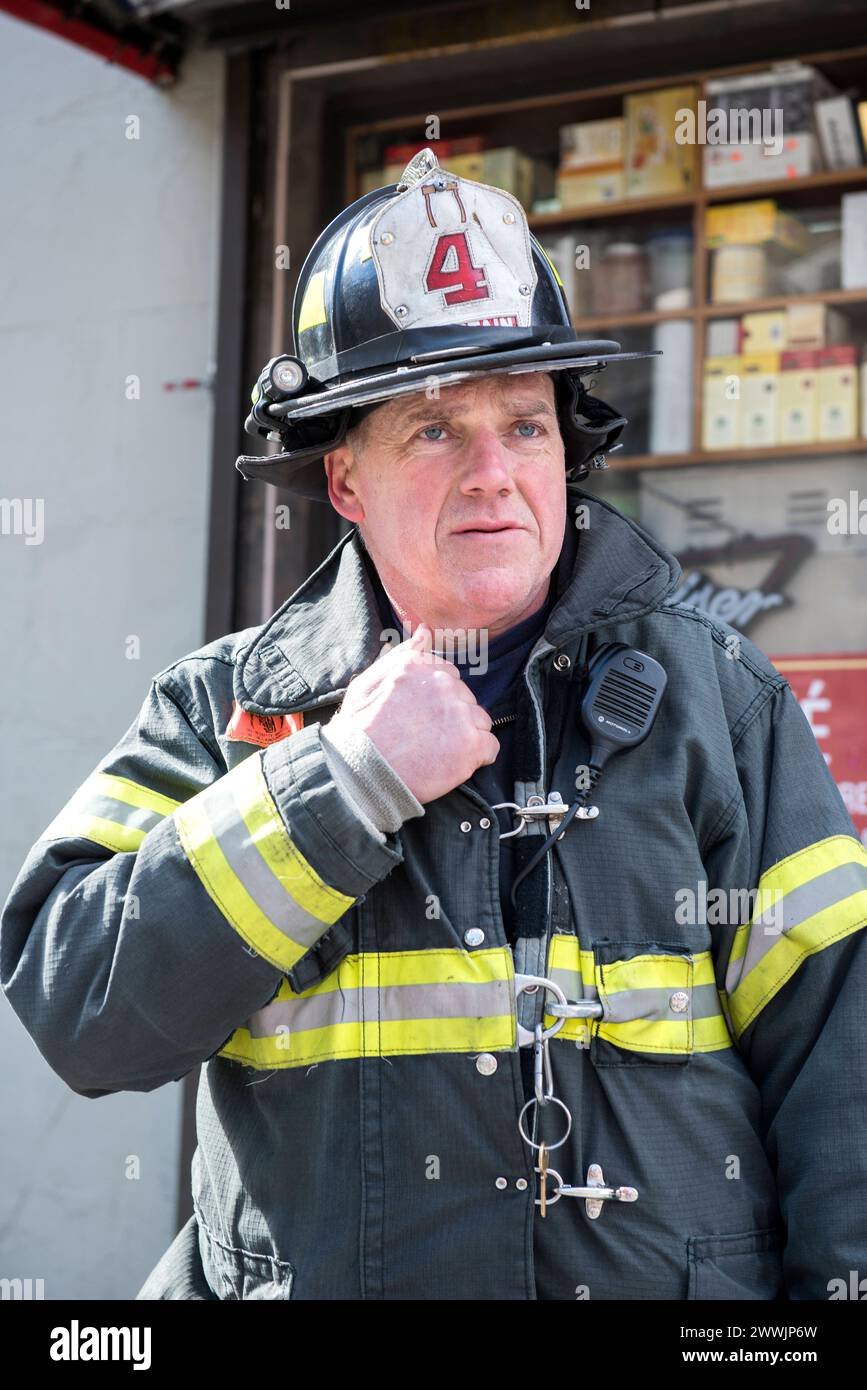 Feuerwehrmann auf Abruf New York City, USA. Porträt eines Feuerwehrmannes, nachdem er auf einen Anruf reagiert hat, in Manhattan. New York City Downtown, Manhattan New York Vereinigte Staaten von Amerika Copyright: XGuidoxKoppesx Stockfoto