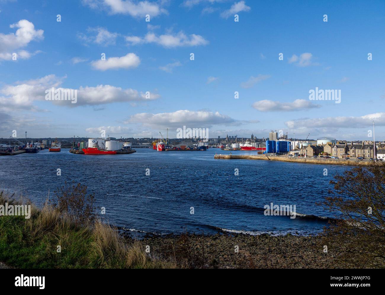 Blick auf die Skyline von Aberdeen City, den Hafen von Aberdeen und den Hafen von Aberdeen von Torry Battery, Torry, Aberdeen, Aberdeenshire, Schottland, UK Stockfoto