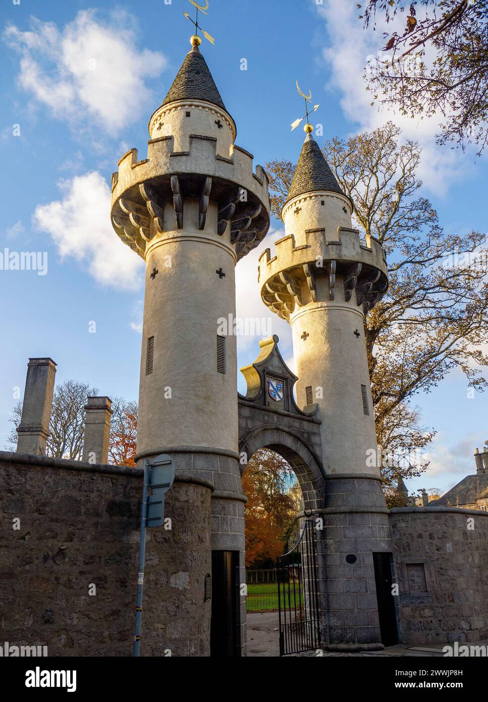 Zwei Minarett inspirierte Türme des Powis Gate auf dem Campus des King's College der University of Aberdeen, Old Aberdeen, Aberdeenshire, Schottland, Großbritannien Stockfoto