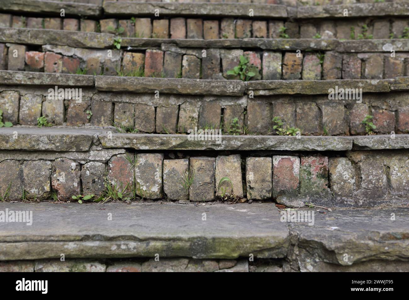 Stein- und Ziegeltreppen entwickeln den Weg nach vorn Ehrgeiz auf Hindernisse zu klettern Stockfoto