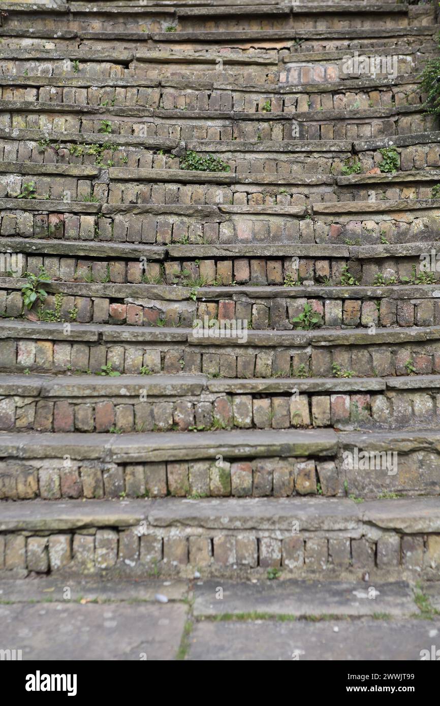 Stein- und Ziegeltreppen entwickeln den Weg nach vorn Ehrgeiz auf Hindernisse zu klettern Stockfoto