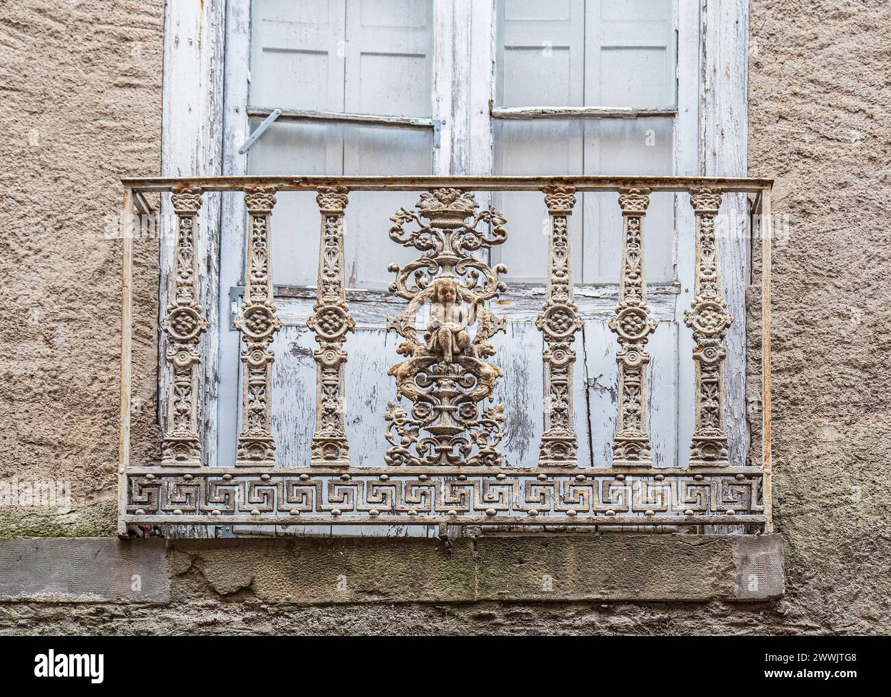 Altes Metallgeländer auf einem Balkon Stockfoto