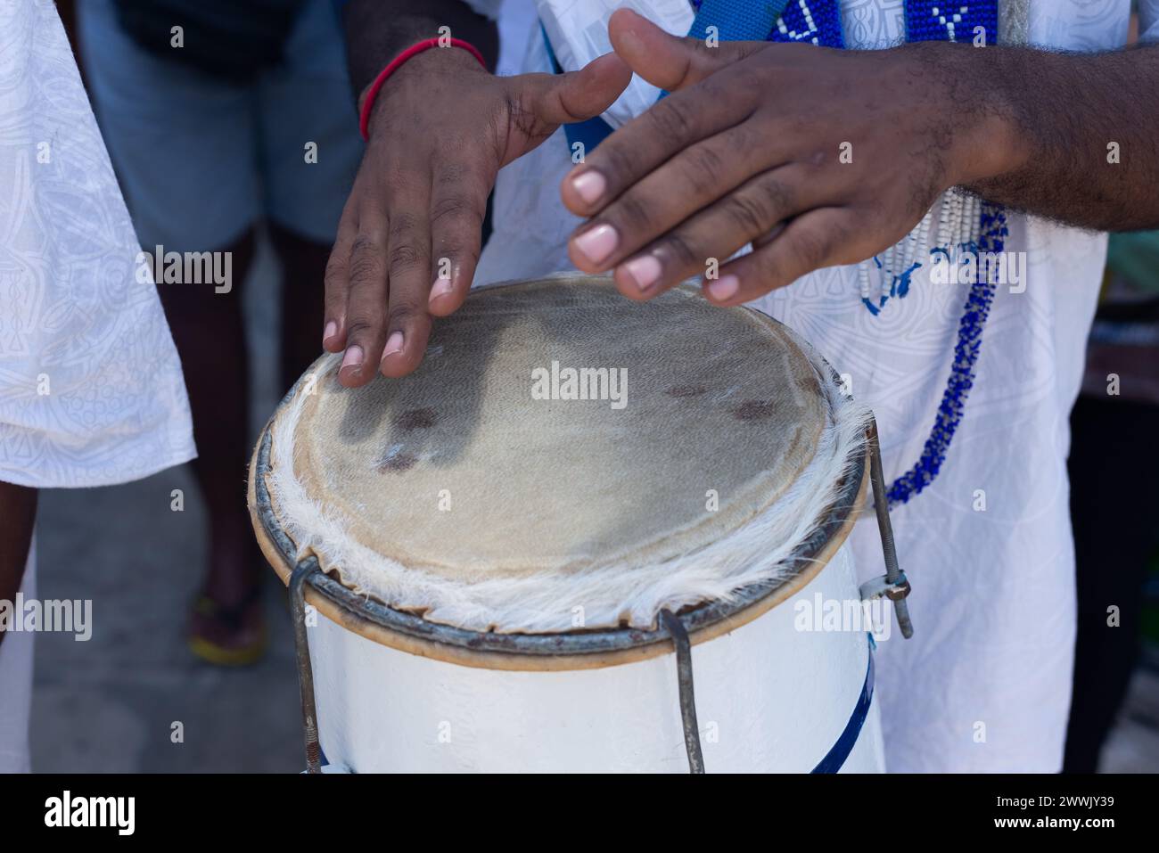 Perkussionisten-Hände spielen Aabaque. Afrikanische Musik. Schlaginstrument. Stockfoto