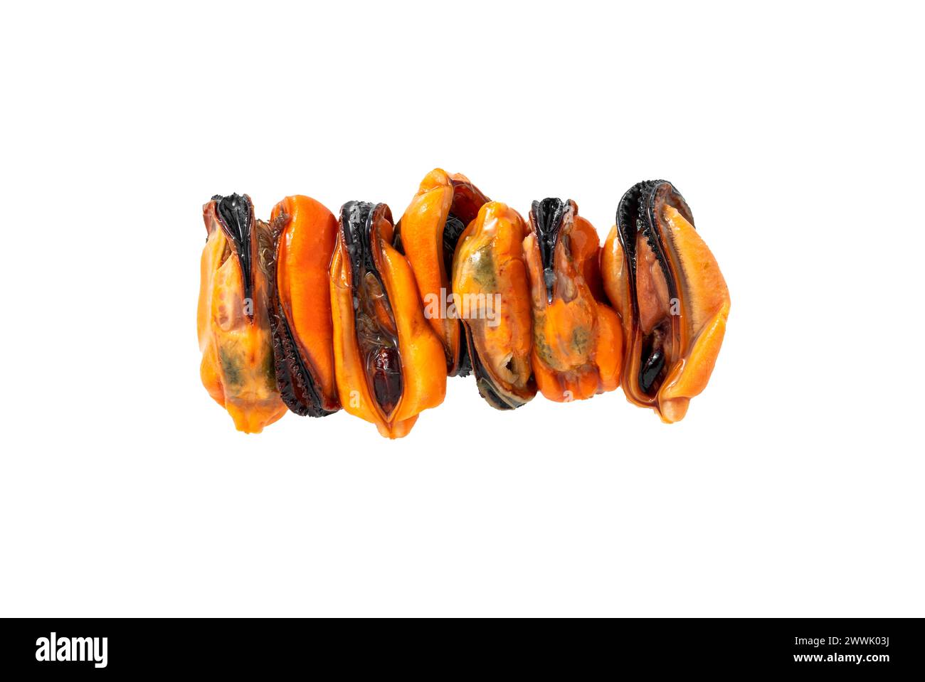 Geschälte Muscheln mit Zitrone und Dill auf weißem Hintergrund Stockfoto