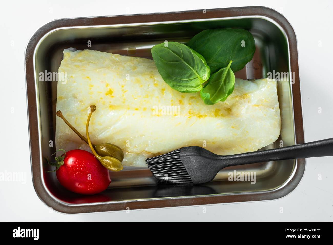 Kabeljau wird auf weißem Hintergrund nach und nach gekocht Stockfoto