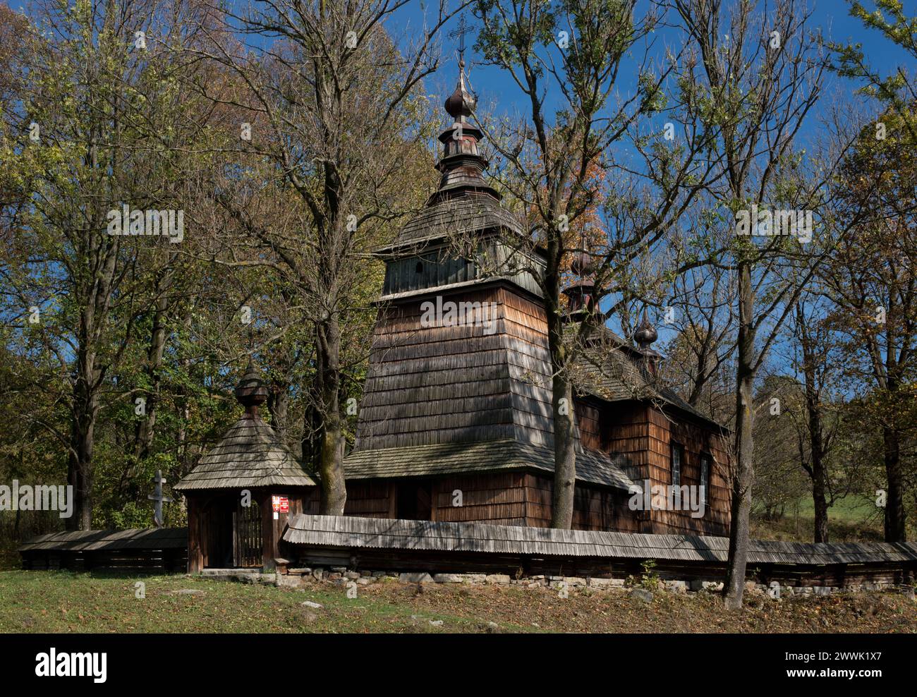 Griechisch-katholische Kirche der Heiligen Cosmas und Damian in Bartne, Polen Stockfoto Griechisch-katholische Kirche der Heiligen Cosmas und Damian in Bartne, Polen Stockfoto