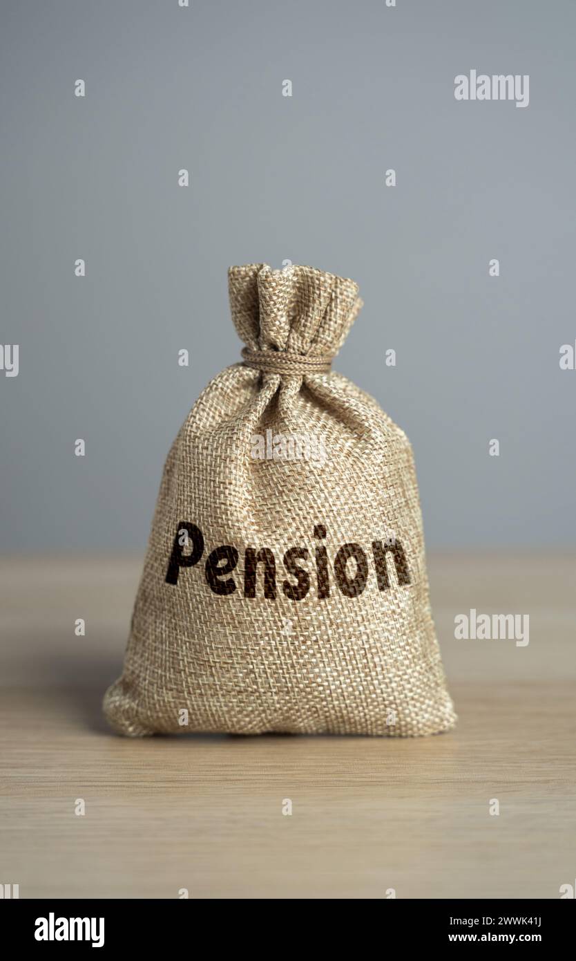 Tasche mit dem Wort Pension. Gewährleistung finanzieller Sicherheit während der goldenen Jahre einer Person. Leistungspaket für Mitarbeiter. Berücksichtigen Sie alle Optionen für Altersvorsorgeersparnisse Stockfoto