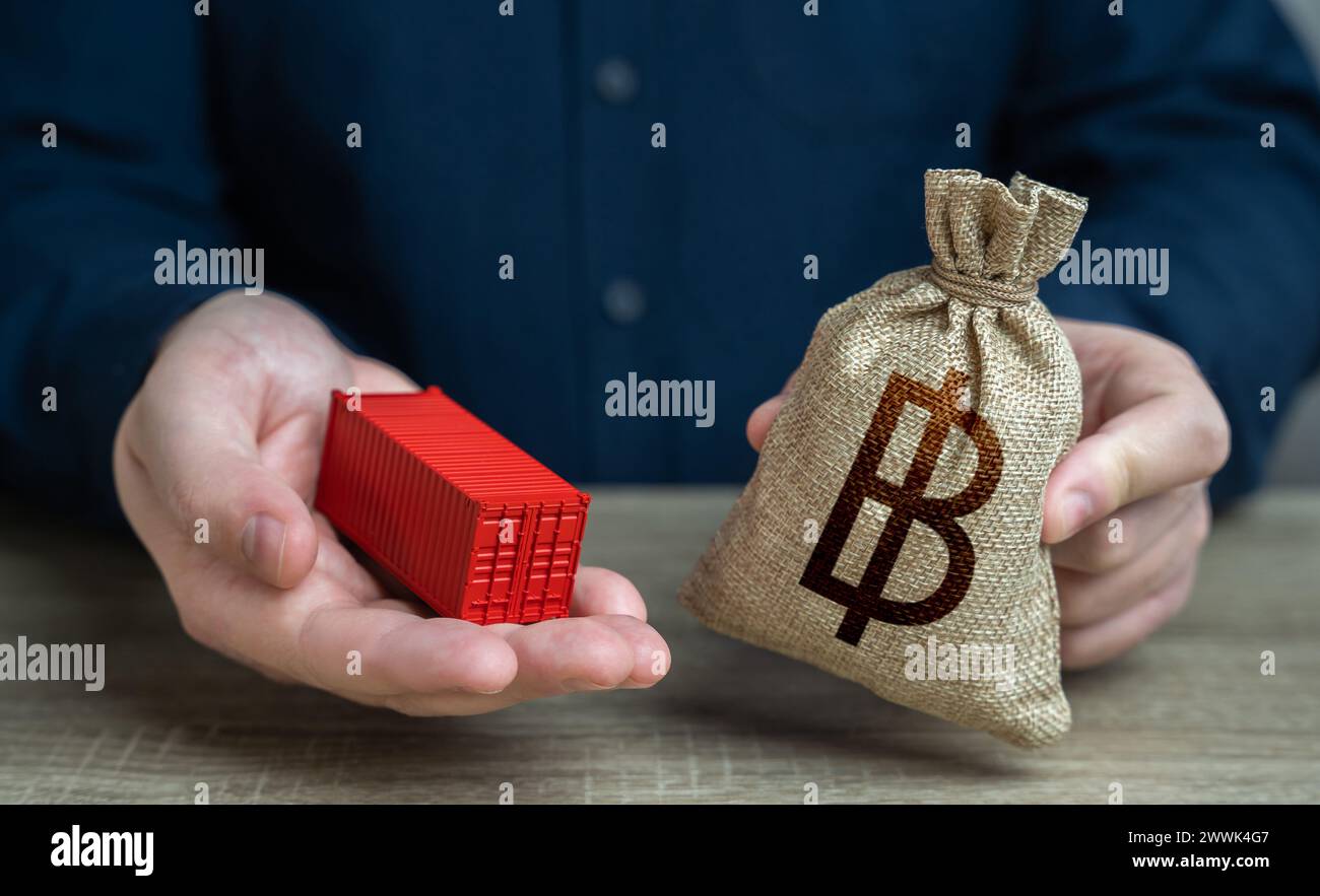Schiffscontainer und thailändische Baht-Geldbeutel. Distributionslogistik weltweit. Transport und Fracht von Gütern und Fracht durch Häfen oder Überlandrouten Stockfoto