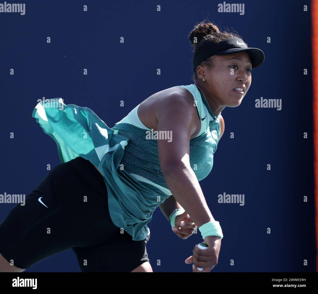 Miami, Vereinigte Staaten Von Amerika. März 2024. MIAMI GARDENS, FLORIDA - 24. MÄRZ: Naomi Osaka aus Japan hat einen Schuss gegen Caroline Garcia aus Frankreich am 8. März 2024 im Hard Rock Stadium in Miami Gardens, Florida. (Foto: Alberto E. Tamargo/SIPA USA) Credit: SIPA USA/Alamy Live News Stockfoto