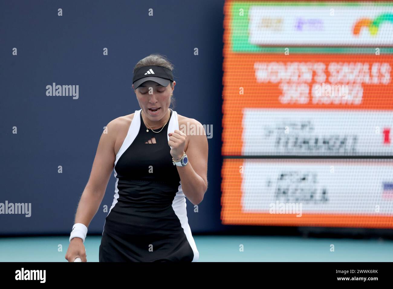 MIAMI GARDENS, FLORIDA – 24. MÄRZ: Jessica Pegula besiegt Leylah Fernandez aus Kanada während des Spiels am 9. Tag der Miami Open im Hard Rock Stadium am 24. März 2024 in Miami Gardens, Florida. Leute: Jessica Pegula Credit: Storms Media Group/Alamy Live News Stockfoto