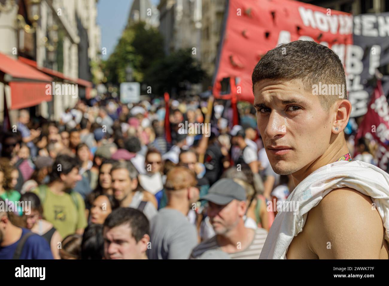 Buenos Aires, Argentinien - 24. März 2024: Junger Mann auf einem protestmarsch in Buenos Aires. Stockfoto