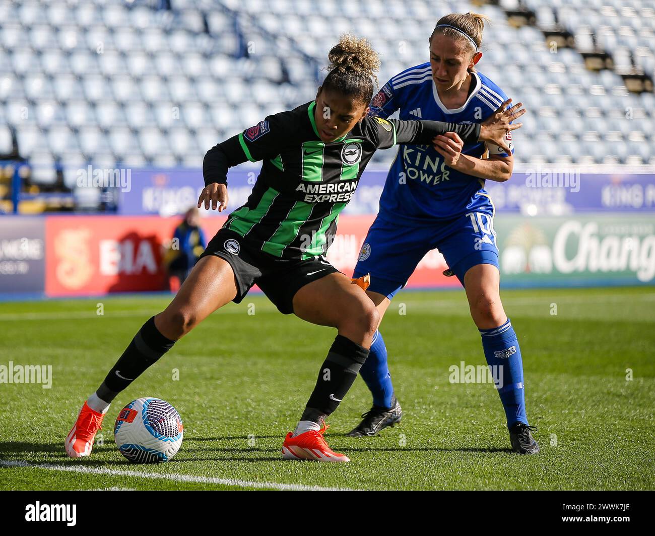 Leicester, Großbritannien. März 2024. Leicester, England, 24. März 2024: Jorelyn Carabali (14 Brighton) und Aileen Whelan (10 Leicester) im Spiel der Barclays FA Womens Super League zwischen Leicester City und Brighton & Hove Albion im King Power Stadium in Leicester, England. (Jay Patel/SPP) Credit: SPP Sport Press Photo. /Alamy Live News Stockfoto