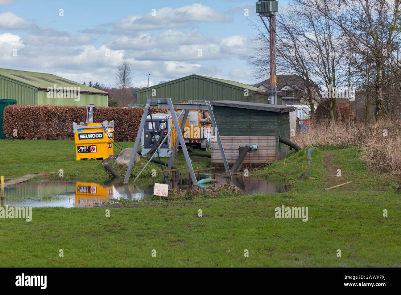Grange Over Sands Golfclub. Pumpen pumpten Wasser vom Golfplatz über die Bahnstrecke weg, was möglicherweise zum Zugunglück am 4/24 beigetragen hat Stockfoto