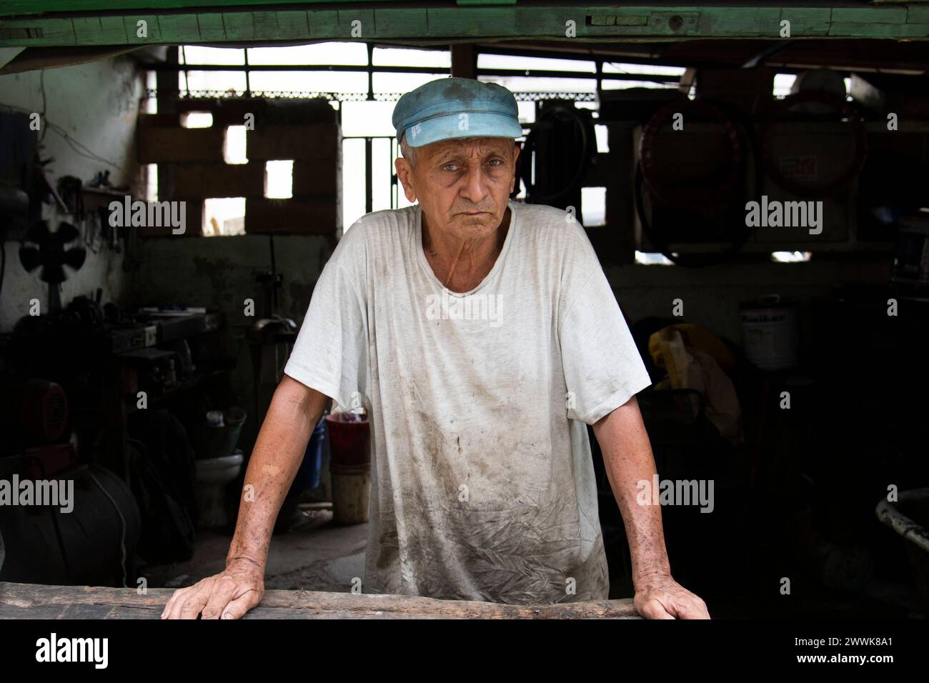 Kubanischer Mann bei der Arbeit in Havanna, Kuba lächelt in die Kamera. Stockfoto