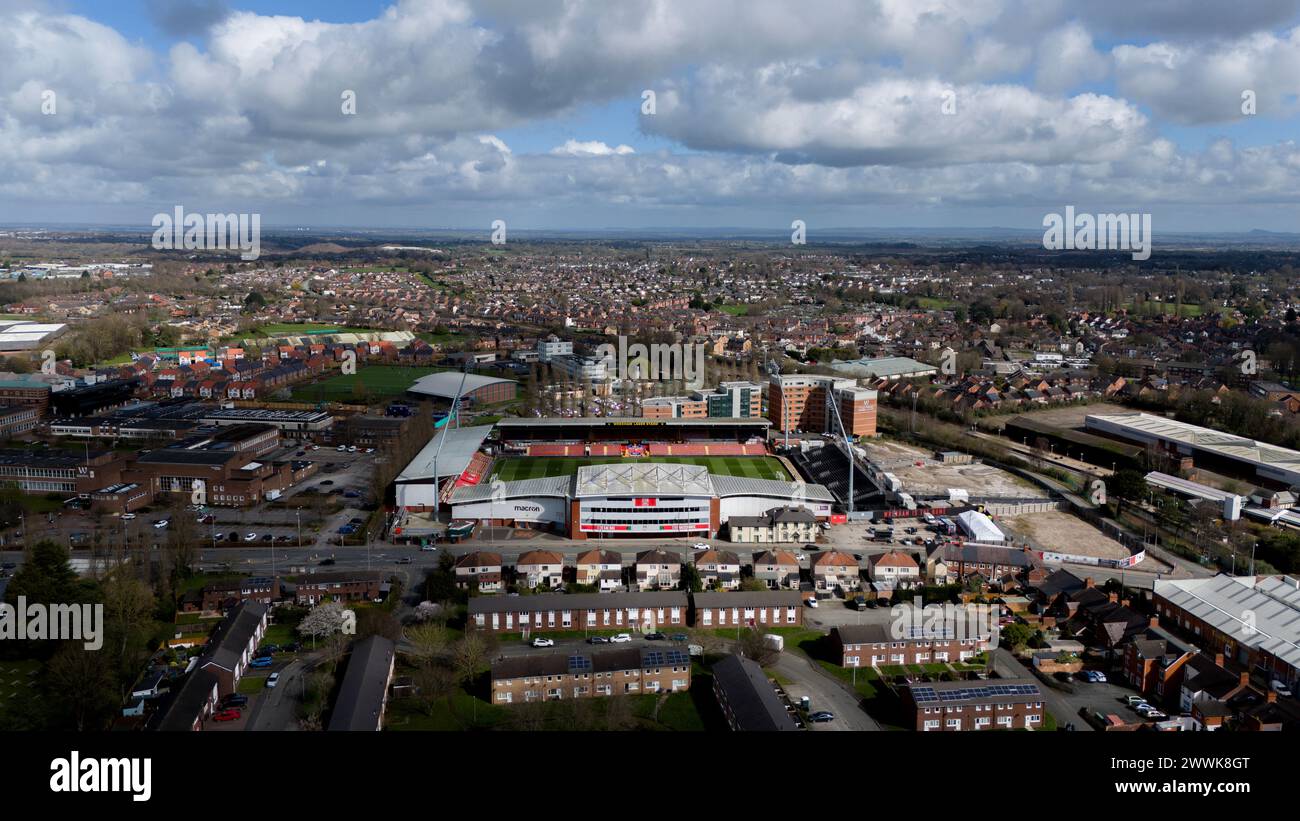 Wrexham, Großbritannien. März 2024. Luftaufnahme des Stok CAE Ras Stadions in Wrexham am 24. März 2024. Dieses Bild darf nur für redaktionelle Zwecke verwendet werden. Nur redaktionelle Verwendung. Quelle: Ashley Crowden/Alamy Live News Stockfoto Wrexham, Großbritannien. März 2024. Luftaufnahme des Stok CAE Ras Stadions in Wrexham am 24. März 2024. Dieses Bild darf nur für redaktionelle Zwecke verwendet werden. Nur redaktionelle Verwendung. Quelle: Ashley Crowden/Alamy Live News Stockfoto