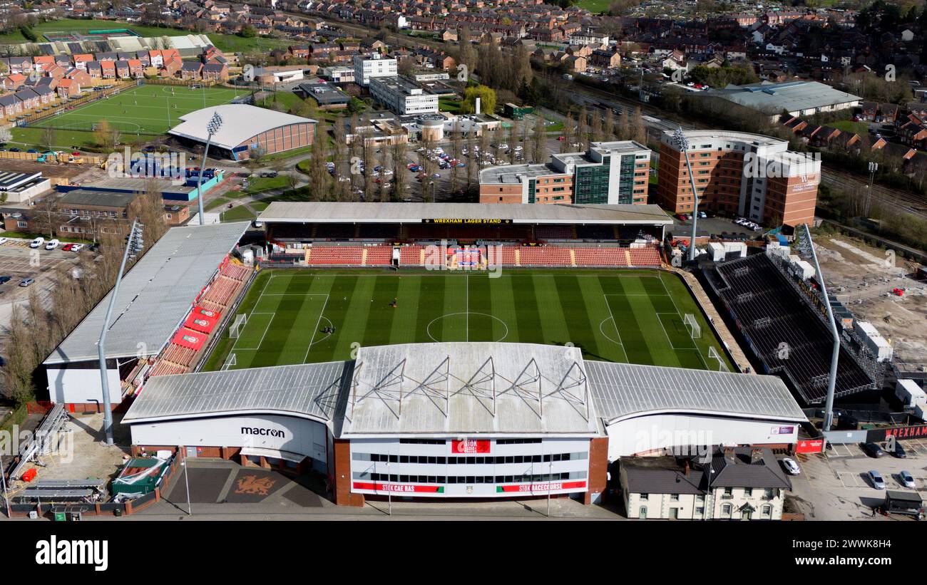 Wrexham, Großbritannien. März 2024. Luftaufnahme des Stok CAE Ras Stadions in Wrexham am 24. März 2024. Dieses Bild darf nur für redaktionelle Zwecke verwendet werden. Nur redaktionelle Verwendung. Quelle: Ashley Crowden/Alamy Live News Stockfoto Wrexham, Großbritannien. März 2024. Luftaufnahme des Stok CAE Ras Stadions in Wrexham am 24. März 2024. Dieses Bild darf nur für redaktionelle Zwecke verwendet werden. Nur redaktionelle Verwendung. Quelle: Ashley Crowden/Alamy Live News Stockfoto