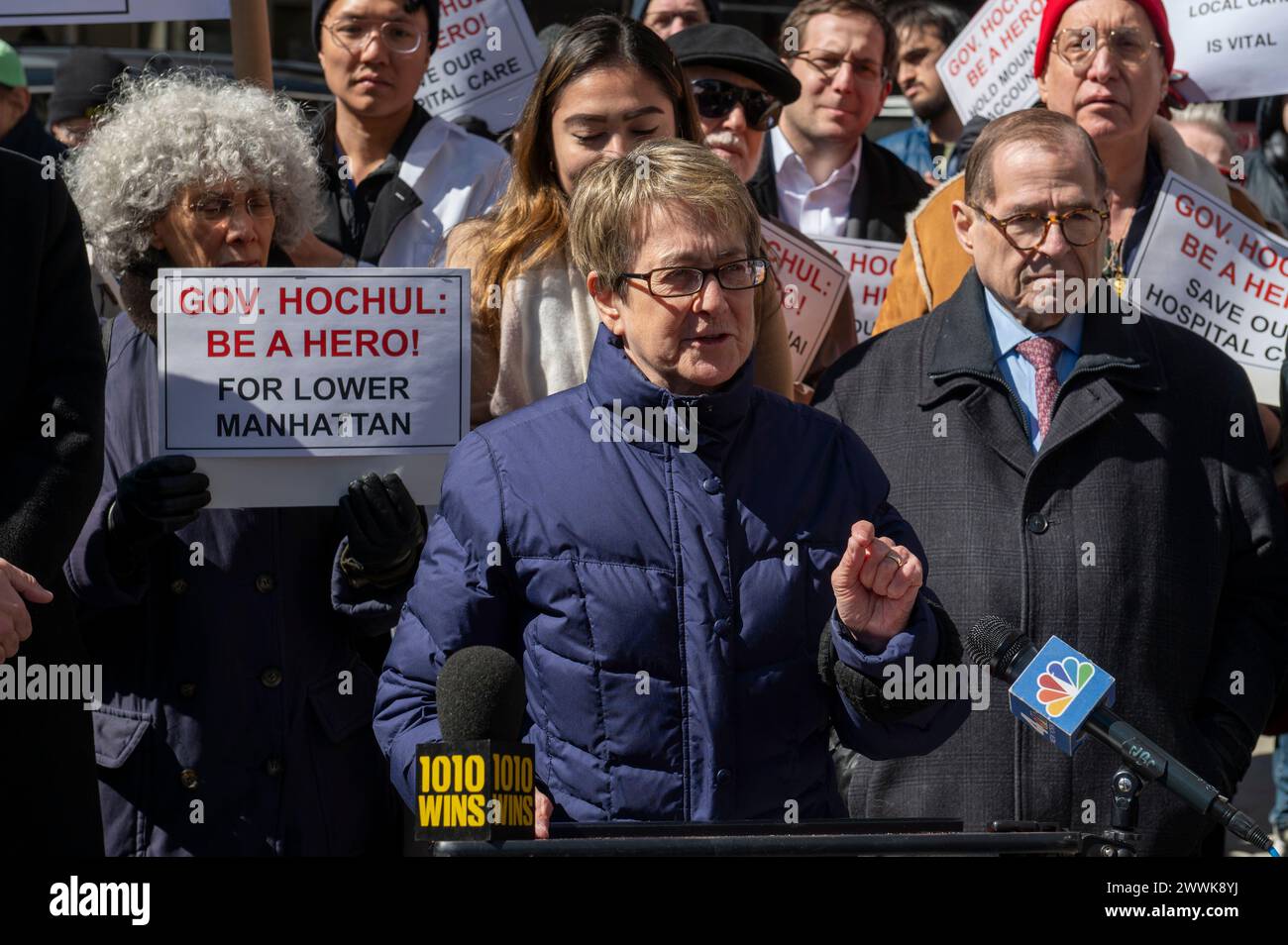 New York, Usa. März 2024. NEW YORK, NEW YORK – 24. MÄRZ: Deborah Glick, Mitglied der Staatsversammlung von New York, spricht auf einer Kundgebung, die dazu aufruft, das Mount Sinai Beth Israel Hospital offen zu halten, da die geplante Schließung des 16 Street Campus am 24. März 2024 in New York City bevorsteht. Quelle: Ron Adar/Alamy Live News Stockfoto