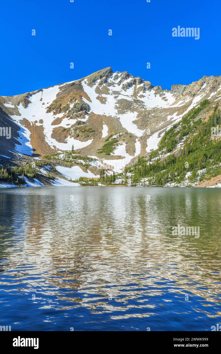 louise Lake unterhalb des Mittelgebirges in den Tabakwurzelbergen in der Nähe von Mammut, montana Stockfoto