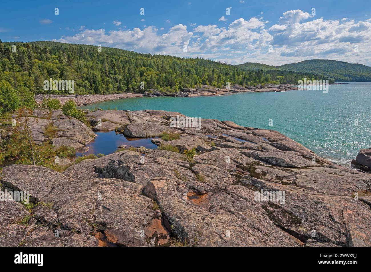 Torquoise Waters an einem bewaldeten Rocky Inlet am Lake Superior im Neys Provincial Park in Ontario Stockfoto