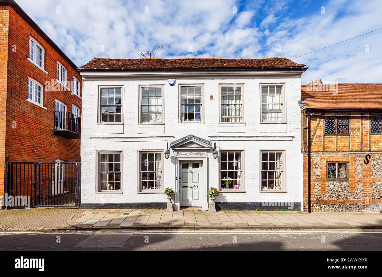 Im frühen 18. Jahrhundert weiß gemalte Queen Anne Cottage im georgianischen Stil in der historischen Friday Street in Henley-on-Thames, einer Stadt im Süden von Oxfordshire Stockfoto