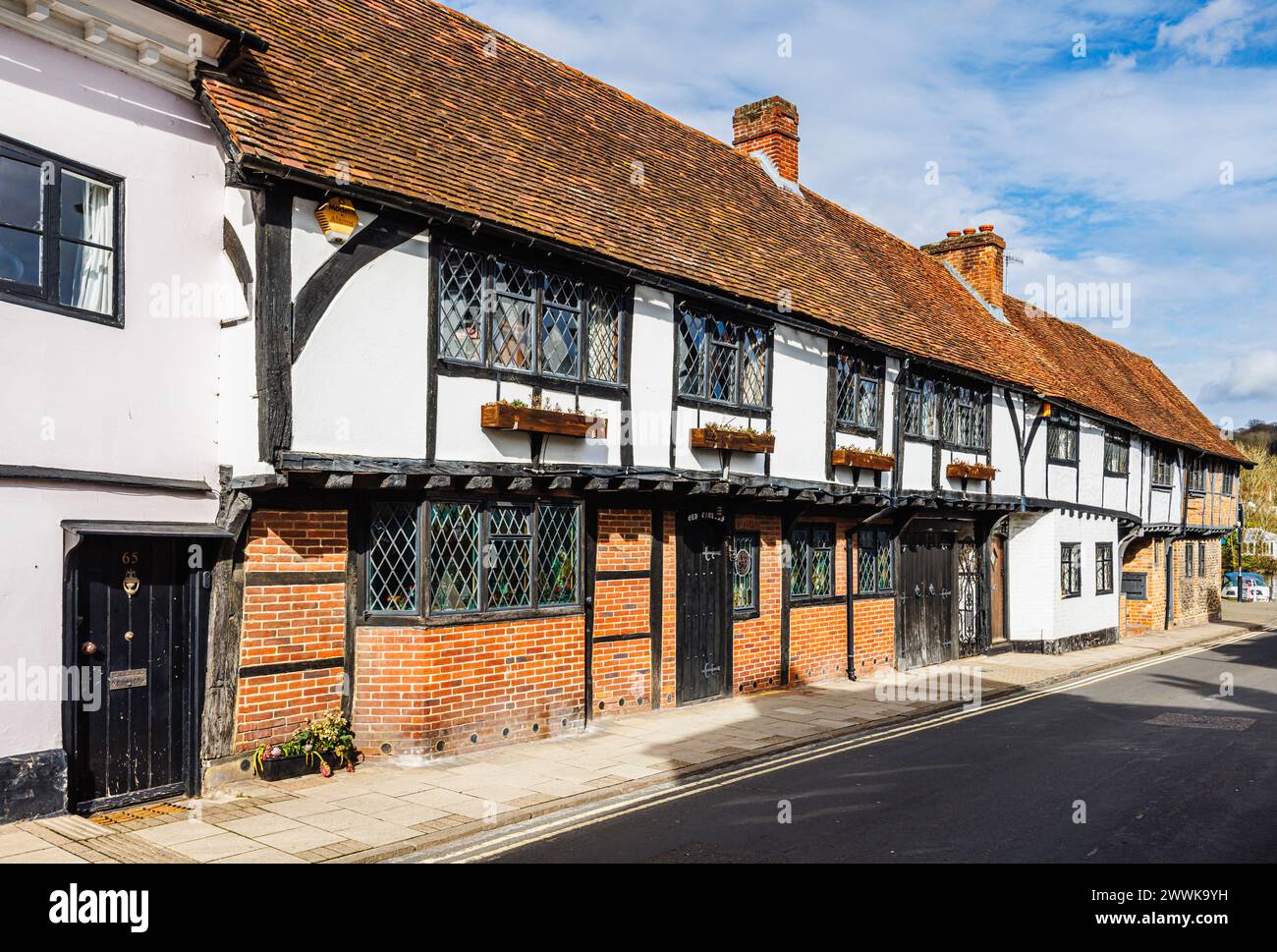 Eine Reihe historischer Fachwerkhäuser und Cottages mit „Old Timbers“ und „Friday Cottage“ in der Friday Street in Henley-on-Thames, im Süden von Oxfordshire Stockfoto