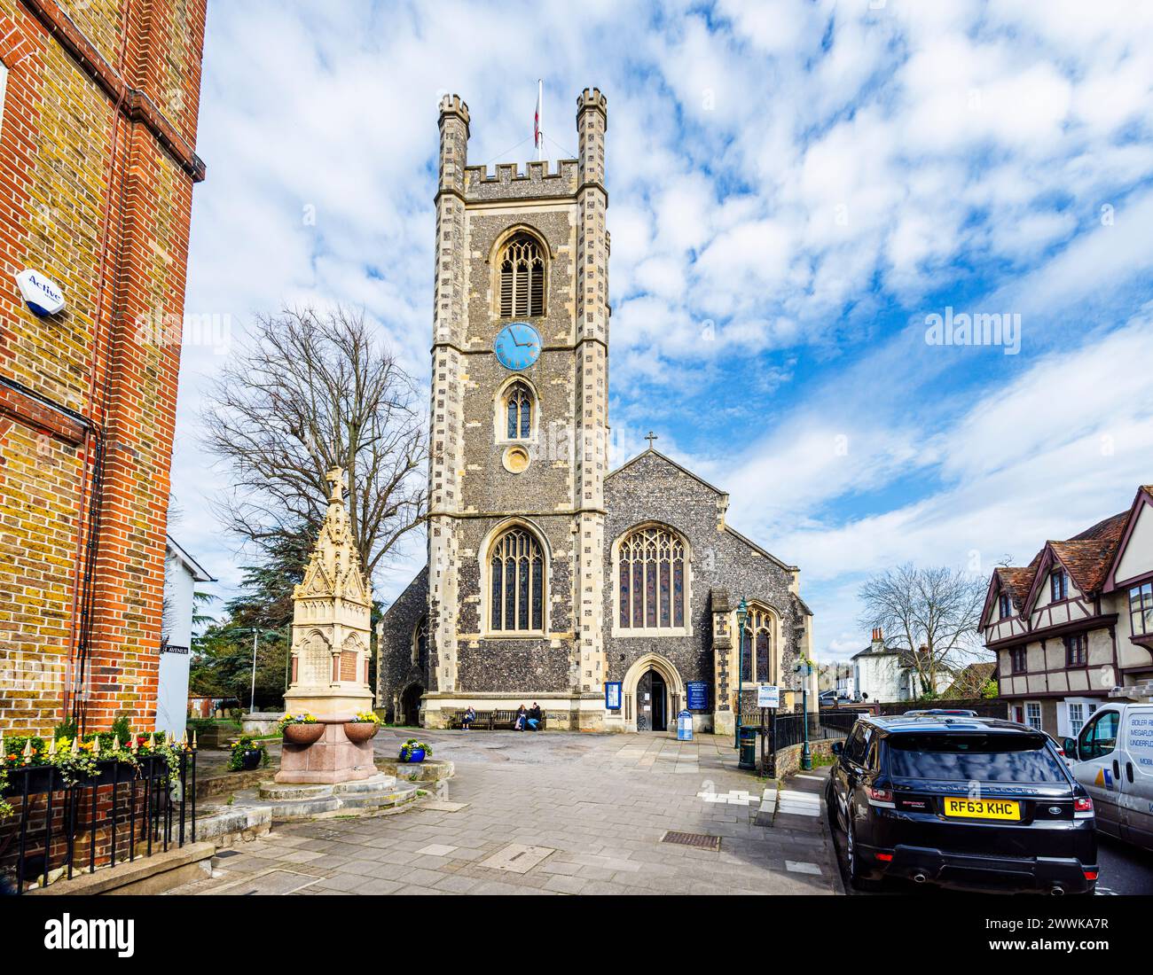 Äußere und Turm der historischen Pfarrkirche St. Mary the Virgin in der Hart Street, Henley-on-Thames, einer Stadt im Süden von Oxfordshire Stockfoto