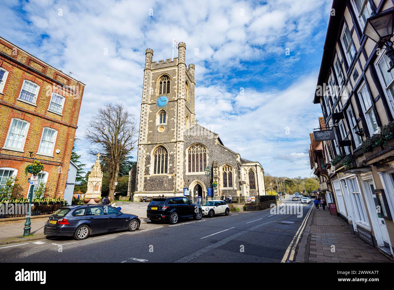 Äußere und Turm der historischen Pfarrkirche St. Mary the Virgin in der Hart Street, Henley-on-Thames, einer Stadt im Süden von Oxfordshire Stockfoto