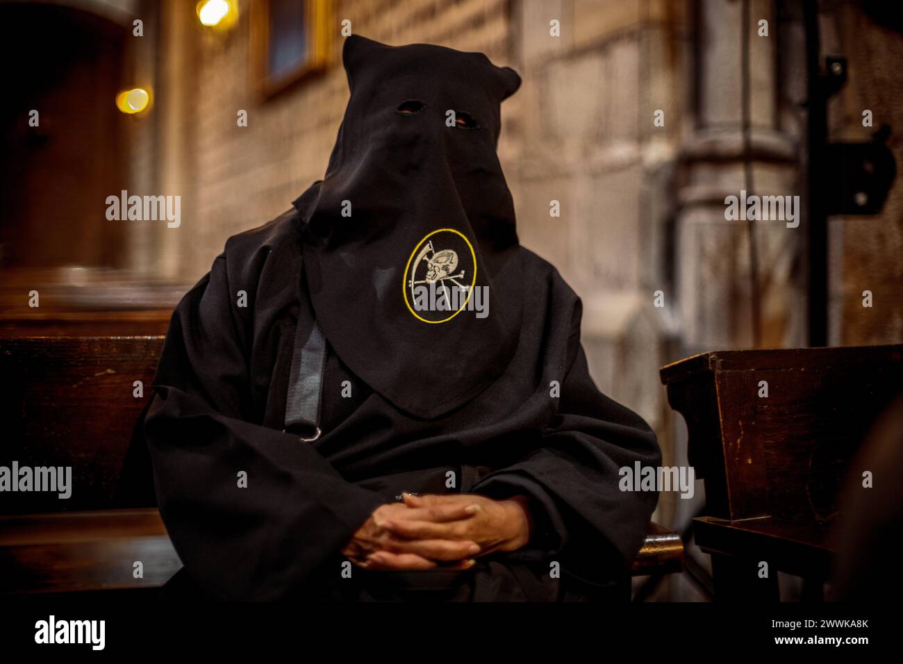 Barcelona, Spanien. März 2024. Kapuzenpönitenten der Bruderschaft Congregacion del Santisimo Cristo de la Buena Muerte bereiten sich auf die Palmensonntagsprozession vor. Credit: Matthias Oesterle/Alamy Live News Stockfoto