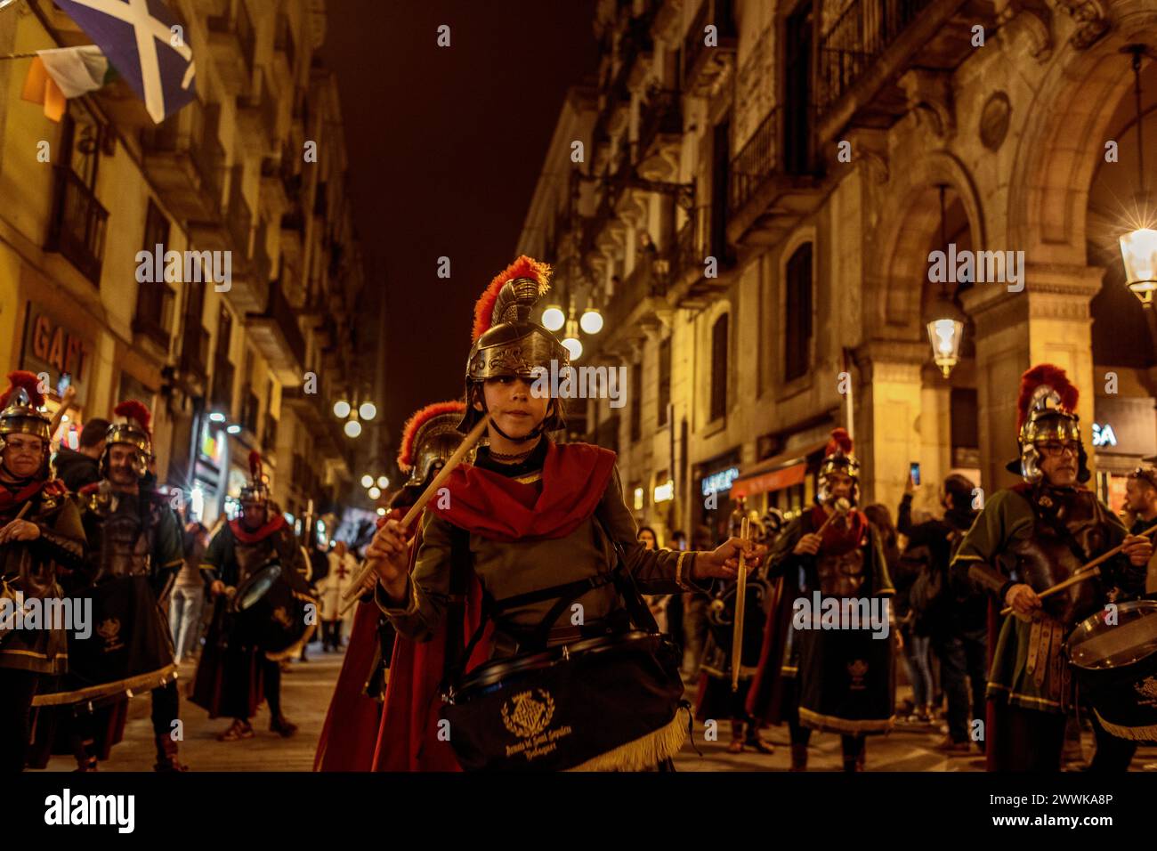 Barcelona, Spanien. März 2024. Mitglieder der „Armats de Balaguer“, gekleidet als alte Römer, führen die Palmensonntagsprozession in Barcelona an Credit: Matthias Oesterle/Alamy Live News Stockfoto