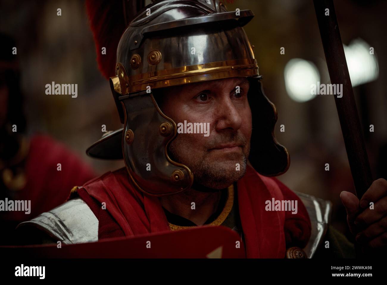 Barcelona, Spanien. März 2024. Mitglieder der „Armats de Balaguer“, gekleidet als alte Römer, führen die Palmensonntagsprozession in Barcelona an Credit: Matthias Oesterle/Alamy Live News Stockfoto