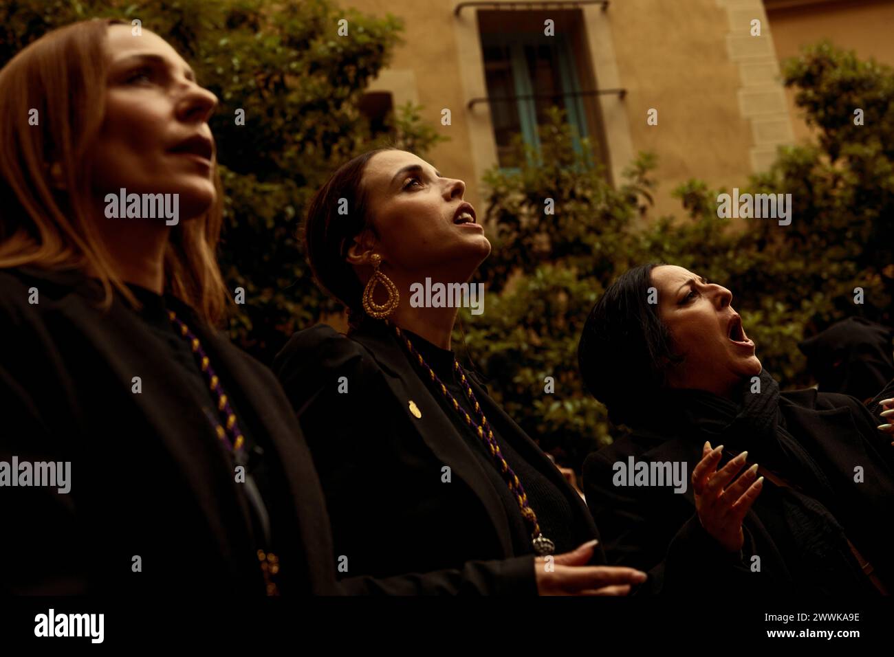 Barcelona, Spanien. März 2024. „Saeteras“ (Saeta-Sänger) singen während der Palmsonntagsprozession in Barcelona ein „Saeta“ (sehr emotionales religiöses Lied). Credit: Matthias Oesterle/Alamy Live News Stockfoto